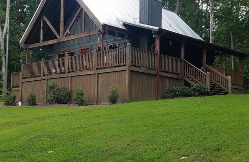 Manchester Cabin | Cozy Cabin getaway with hot tub