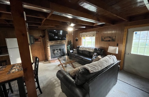 Houghton Lake Cabin | Cozy cabin great for vacationers, hunters/fishers, snowmobilers/ORVers!