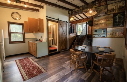 Lynxville Cabin | Cozy cabin high above the Mississippi w/firepit & free wood- Incredible views!