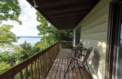 Lynxville Cabin | Cozy cabin high above the Mississippi w/firepit & free wood- Incredible views!