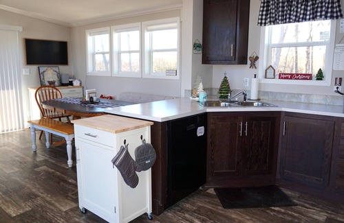 Maple Hill Cabin | Cozy Cabin in beautiful Maple Hill with WiFi, Hot Tub and AC