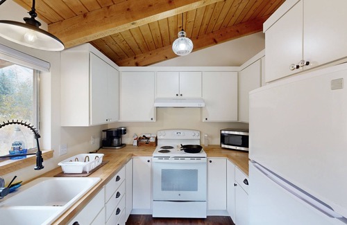 Sula Cabin | Cozy cabin in pastoral setting w/wood stove, mountain views, walk to river