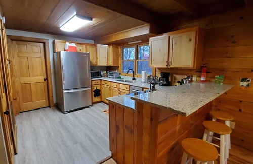 Vein Mountain Cabin | Cozy cabin in private gated community with Hot Tub!