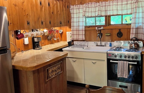 White Mills Cabin | Cozy Cabin in the Woods - Near Lake Wallenpaupack
