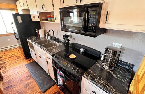 Thermopolis Cabin | Cozy Cabin in Thermopolis. Pet Friendly!