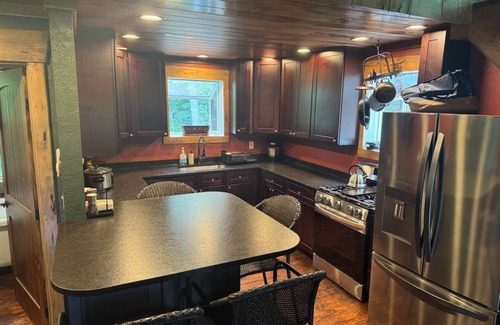 Speedwell Cabin | Cozy cabin in welcoming Speedwell with WiFi, AC