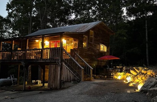 Speedwell Cabin | Cozy cabin in welcoming Speedwell with WiFi, AC