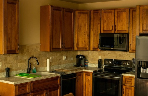 Sand Springs Apartment | Cozy cabin loft located within Pier 51 Marina