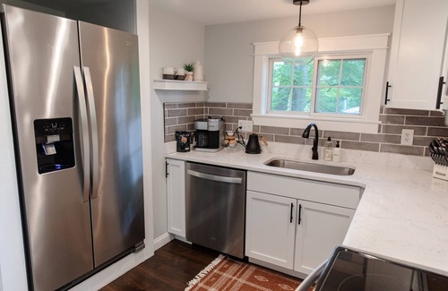 Perrysville House | Cozy Cabin near Pleasant Hill Lake w Hot Tub