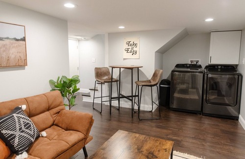 Perrysville House | Cozy Cabin near Pleasant Hill Lake w Hot Tub