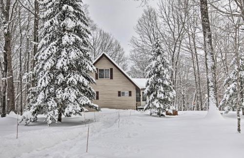 Weirgor House | Cozy Cabin on 10 Acres, Walk to Chippewa River!
