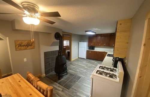 Ewen Cabin | COZY CABIN ON 40 ACRES CLOSE TO THE TRAIL