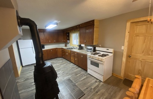 Ewen Cabin | COZY CABIN ON 40 ACRES CLOSE TO THE TRAIL