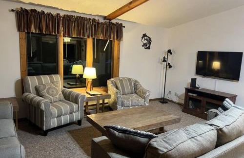 Three Lakes House | Cozy Cabin on Rangeline Lake