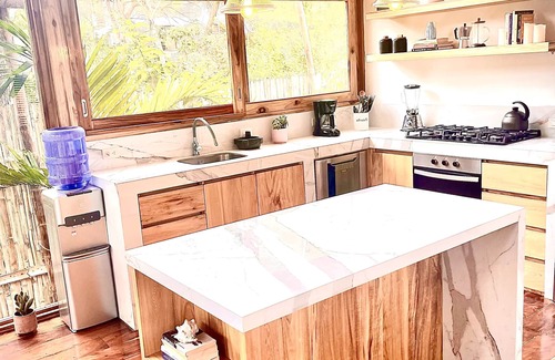 Ayampe House | Cozy cabin ★ pool & family-friendly green oasis★3 blocks to beach★heart of town