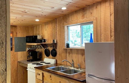 Vein Mountain Cabin | Cozy Cabin, private, romantic, wood stove, WiFi, mountains, NC
