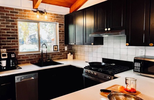 Big Bear Lake Cabin | Cozy Cabin Retreat Oktoberfest Couples & Family Escape 1mi to Lake Spa Firepit