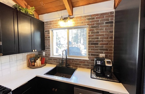 Big Bear Lake Cabin | Cozy Cabin Retreat Oktoberfest Couples & Family Escape 1mi to Lake Spa Firepit