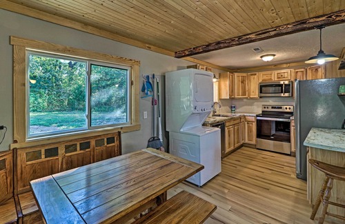 Elizabeth Cabin | Cozy Cabin w/Backyard Oasis: 11 Mi to Marina