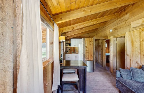 Sula Cabin | Cozy cabin w/full kitchen on shared acreage, perfect for hiking & fishing
