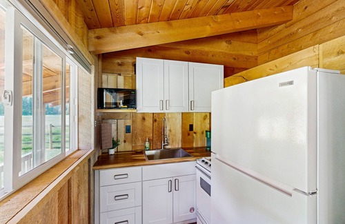 Sula Cabin | Cozy cabin w/full kitchen on shared acreage, perfect for hiking & fishing