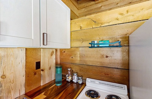 Sula Cabin | Cozy cabin w/full kitchen on shared acreage, perfect for hiking & fishing