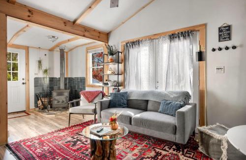 Lost River House | Cozy Cabin w Lake, Hot Tub, Huge Deck & Fire Pit