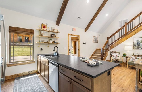 Branson House | Cozy Cabin w Private Hot Tub-Free Attraction Tickets-Cmty Indoor/Outdoor Pool-Near Table Rock