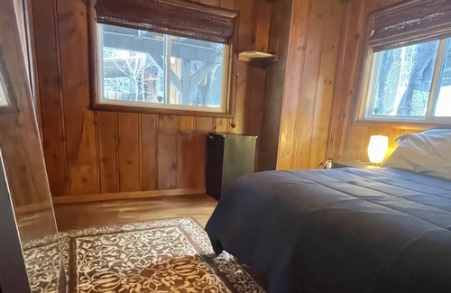 Crestline Cabin | Cozy Cabin w/ Views-HOT TUB! Family Dog Friendly!