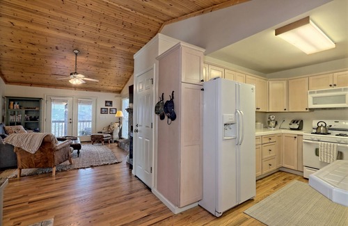 Screamer Mountain House | Cozy cabin with a view 1 mile from downtown Clayton