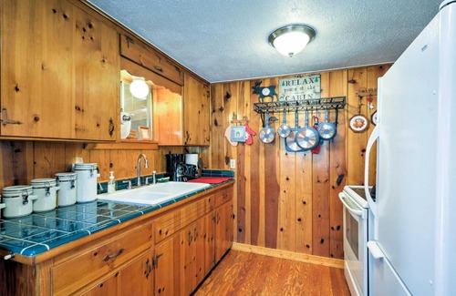 Ponderosa Park House | Cozy Cabin with AC and Deck, 5 Mi to Downtown Prescott