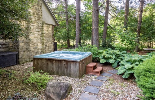 Spring Grove Cabin | Cozy Cabin with fireplace, hot tub & hiking trails