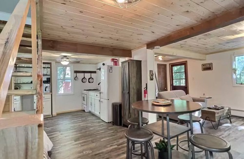 White Mills Cabin | Cozy Cabin with Fireplace, Firepit, Close to Lake