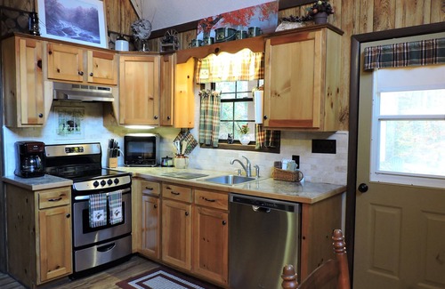 Robbinsville Cabin | Cozy cabin with Paved access, Carport & Fast Wi-Fi
