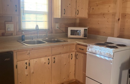 Albany House | Cozy Cabin with private back yard, located 5 min away from Dale Hollow Lake