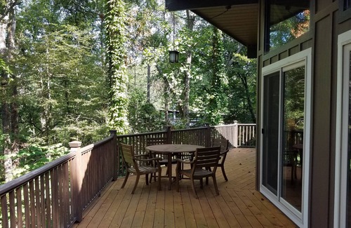 Reed Creek Cabin | Cozy Cabin with Slip Dock on Lake Hartwell