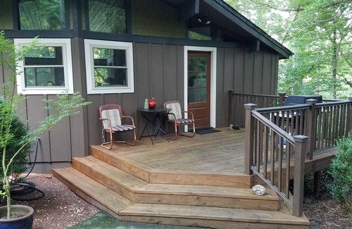 Reed Creek Cabin | Cozy Cabin with Slip Dock on Lake Hartwell