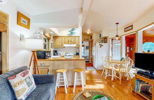Brookings House | Cozy cabin with sunroom, deck, grill and private hot tub