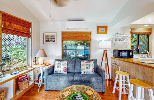 Brookings House | Cozy cabin with sunroom, deck, grill and private hot tub