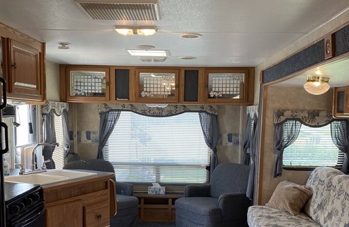 Dyersville RV Rental | Cozy Camper