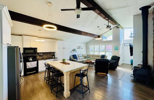 Turkey Point House | Cozy Canal Retreat. Sleeps 12!
