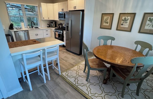 Newtown Square House | Cozy Cape in Newtown Square Pets Welcome ⚡️Free EV⚡️Safe and Convenient Location