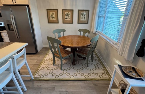 Newtown Square House | Cozy Cape in Newtown Square Pets Welcome ⚡️Free EV⚡️Safe and Convenient Location