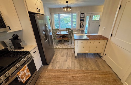 Newtown Square House | Cozy Cape in Newtown Square Pets Welcome ⚡️Free EV⚡️Safe and Convenient Location