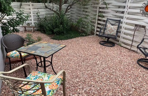 Arvada Plaza Area Apartment | Cozy Carriage House - studio in serene Arvada with WiFi, AC