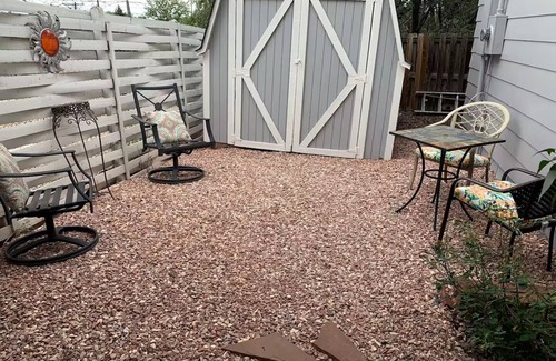 Arvada Plaza Area Apartment | Cozy Carriage House - studio in serene Arvada with WiFi, AC