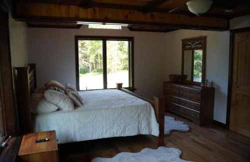 Monticello Villa | Cozy Catskill Log Home