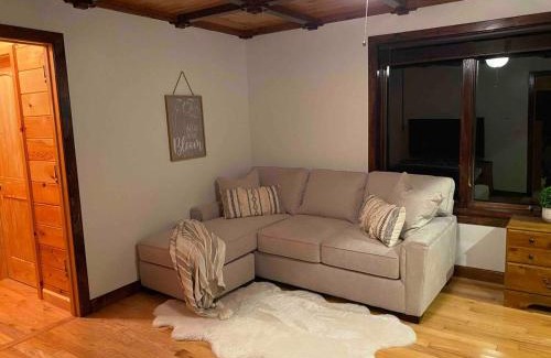 Monticello Villa | Cozy Catskill Log Home