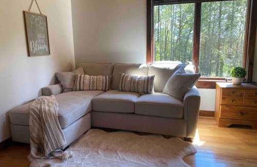 Monticello Villa | Cozy Catskill Log Home