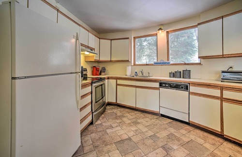 Windham House | Cozy Catskills Getaway w/Yard & Mtn Views!